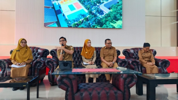 Kadisbud Sultra, Prof.Aris Badara (kedua kanan) saat jumpa pers di Aula Kantor Disdikbud Sultra