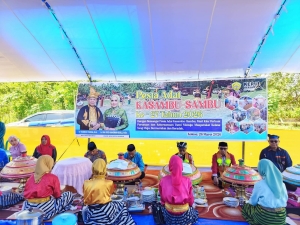 Sekda Kota Baubau, La Ode Darus Salam mewakili Wali Kota menghadiri pesta adat Kasambu-Sambu yang digelar warga Kelurahan Kolese