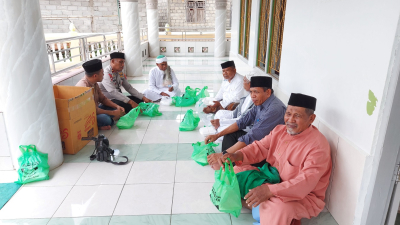 Tokoh Kerukunan Keluarga Pancana H Mas'ud Bersama Wakapolres Baubau Kompol Bahtiar, S.Sos Usai kegiatan Berbagi bersama Jamaah Masjid Jabal Rahmah Wakonti Jumat (25/11)