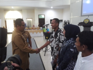 Pj Walikota Kota Baubau, Rasman Manafi saat menyalami peserta pelatihan