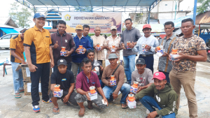 Fajar Ishak Serahkan bantuan Senter Kepala Kepada 600 Nelayan Baubau Sabtu (17/12)