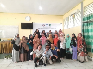 Dosen Jurusan Bahasa dan Sastra FIB UHO saat mengelar kegiatan pengabdian masyarakat di MAN I Kendari