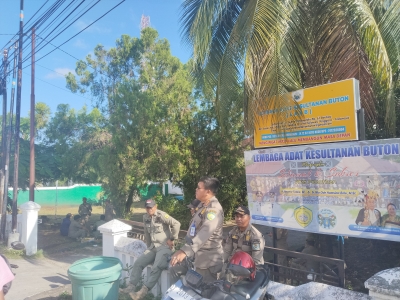 Satu Pol PP Baubau dan Petugas Dinas Perhubungan saat melakukan penertiban parkir di depan RS Siloam