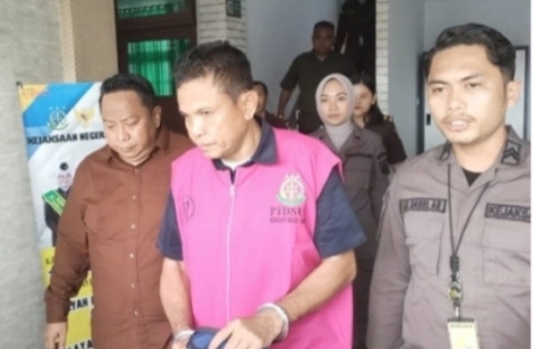 Mantan Kadis Pertanian dan Ketahanan Pangan Kota Baubau, Muhammad Rais (tengah) saat ditahan Kejaksaan Foto Dok