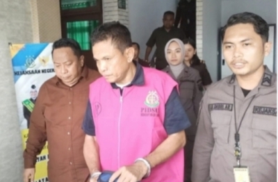 Mantan Kadis Pertanian dan Ketahanan Pangan Kota Baubau, Muhammad Rais (tengah) saat ditahan Kejaksaan Foto Dok