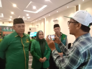 Ketua DPW PPP Sultra, Rachmawati Badala (tengah) didampingi Ketua DPC PPP Baubau terpilih, H. Yusran Fahim (kiri) dan Legislator PPP Sultra, Yusman Fahim