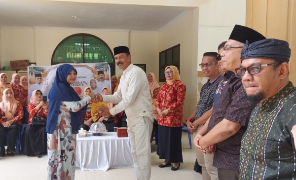 Pj Sekda Kota Baubau La Ode Fasikin, S.Pi, M.Si menyerahkan Daging Qurban kepada yang berhak menerima di Kantor Wali Kota Baubau Foto : Bardin 