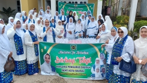 Ketua BKMT Kota Baubau Dr. Nanik H Roni Muhtar, S.E, M.Si pada Kegiatan Berbagi Takjil Hari Pertama di 4 Kecamatan Sabtu (8/4/2023)