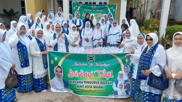 Ketua BKMT Kota Baubau Dr. Nanik H Roni Muhtar, S.E, M.Si pada Kegiatan Berbagi Takjil Hari Pertama di 4 Kecamatan Sabtu (8/4/2023)