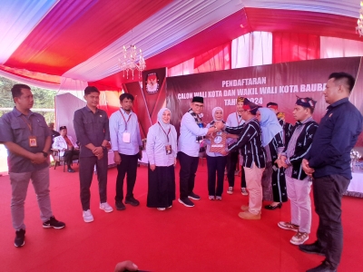 Pasangan calon Walikota dan Wakil Walikota Baubau, H Yusran Fahim-Wa Ode Hamsina Bolu resmi mendaftar di KPU Baubau