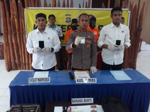 Kasi Humas Polres Baubau Iptu Rino Asnan, SH dan Kasat Resnarkoba Polres Baunau Iptu Joni Arani, SH., MH neserta jajarannya saat menunjukan barang bukti Narkoba jenis sabu dan sejumlah alat komunikasi para tersangka