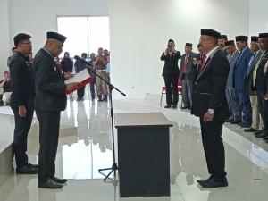 Pj Bupati Buteng H Kostantinus Bukide mengambil sumpah jabatan La Saripi sebagai Pj Sekda Buteng di aula Pancana Kantor Bupati Buteng di Labungkari