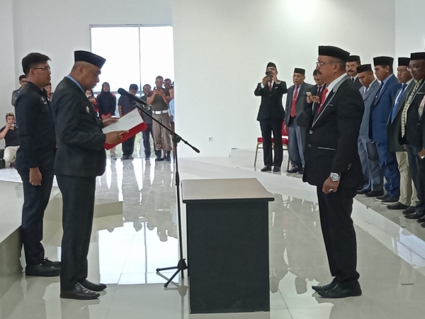 Pj Bupati Buteng H Kostantinus Bukide mengambil sumpah jabatan La Saripi sebagai Pj Sekda Buteng di aula Pancana Kantor Bupati Buteng di Labungkari