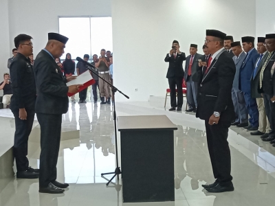 Pj Bupati Buteng H Kostantinus Bukide mengambil sumpah jabatan La Saripi sebagai Pj Sekda Buteng di aula Pancana Kantor Bupati Buteng di Labungkari