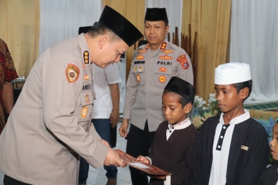 Karo SDM Polda Sultra, Kombes Pol Arief Fitrianto, S.H., S.I.K., M.M saat memeberikan bungkisan dan santunan kepada anak panti asuhan
