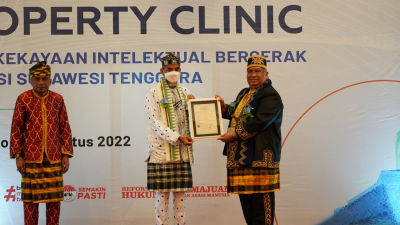 Plt Dirjen DJKI Kemenkumham RI, H Razilu saat menyerahkan piagam kepada Gubernur Sultra, Ali Mazi saat acara MIC