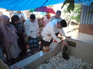 Irjenkemenkumham Ri, Ir H Razilu saat ziarah dimakam Kakek buyutnya La Djala (Maa Waisa) di kompleks pemakaman keluarga di Kelurahan batulo Kota Baubau