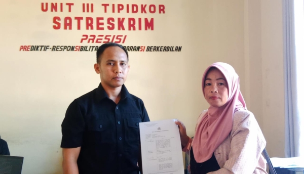 Guru TK Berkah Desa Ronta, Roswati saat melaporkan Pj Kades Ronta ke Polres Buton Utara