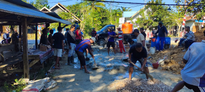 satgas TMMD dan warga Desa Lakapera bergotong royong membangun decker